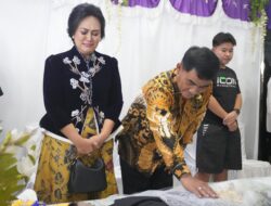 Gubernur YSK Dampingi Keluarga Rumengan–Koloay di Rumah Duka Hingga Menjelang Subuh